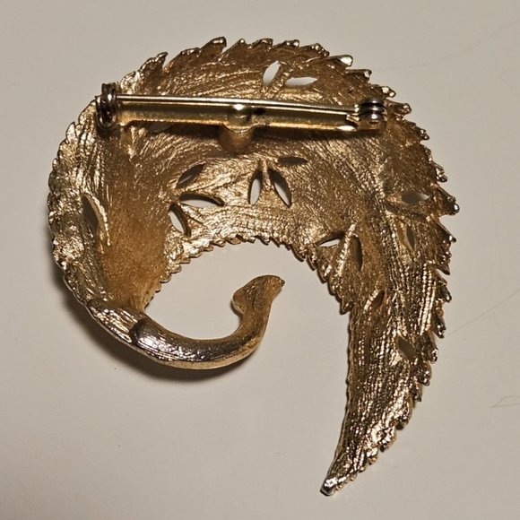 BSK Jewelry Gold Tone Swirl LEAF Brooch = Brushed Gold Look - Picture 3 of 3